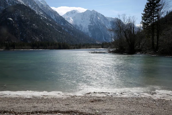 Czysta woda jeziora alpejskie Lago del Predil o nazwie w języku włoskim — Zdjęcie stockowe