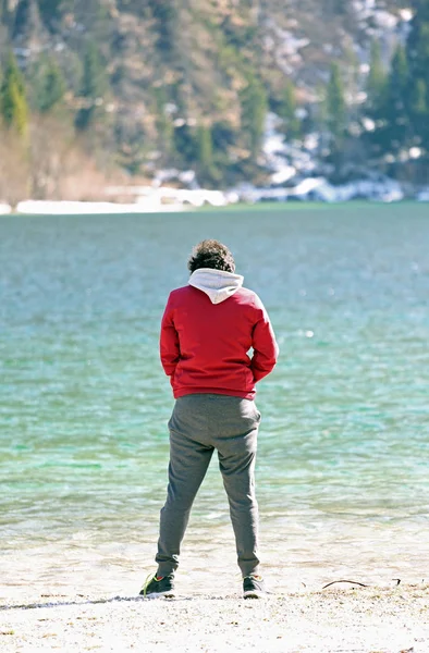 Adolescent tout en pissant sur les eaux de l'étang alpin — Photo