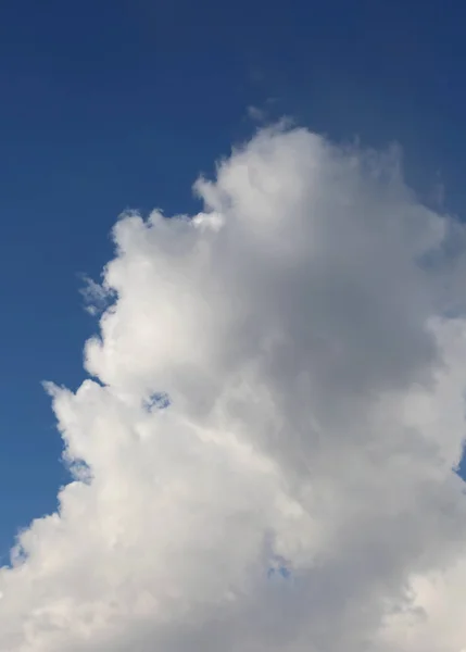 蓝天上巨大的白色积雨云 — 图库照片