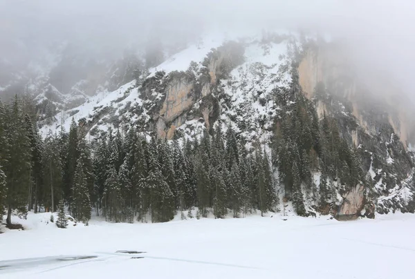 Pragser Wildsee mit Schnee in Südtirol im Winter — Stockfoto
