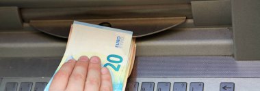 euro para birimiyle bir Atm den para el geri çekiyor