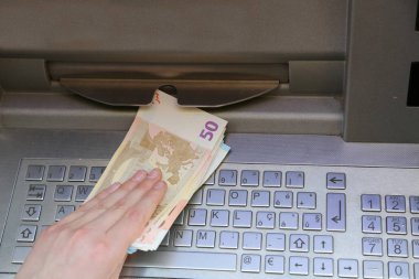 Avrupa bir bankanın Atm den para euro banknot