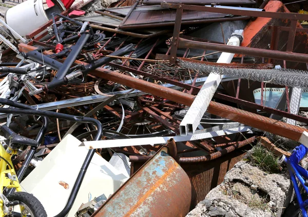 Tempat pembuangan sampah dari bahan besi di pusat pengumpulan — Stok Foto
