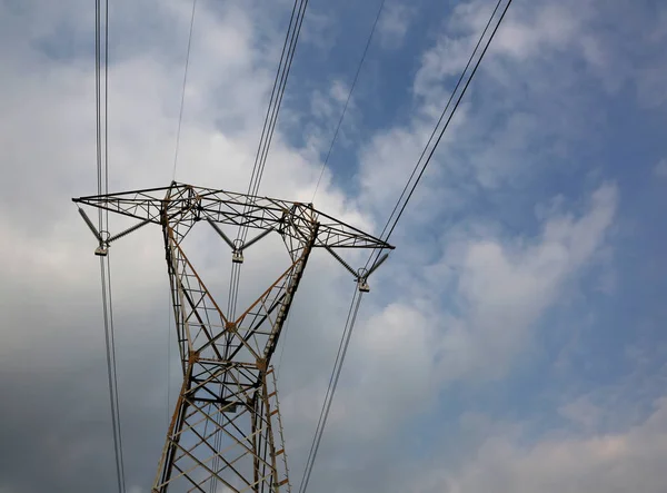 Pilone con fili molto elettrici — Foto Stock