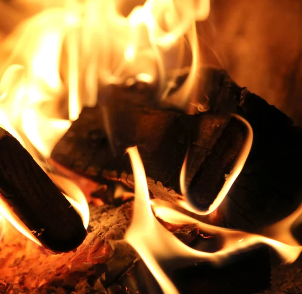 Brinnande ved med eld och brand — Stockfoto