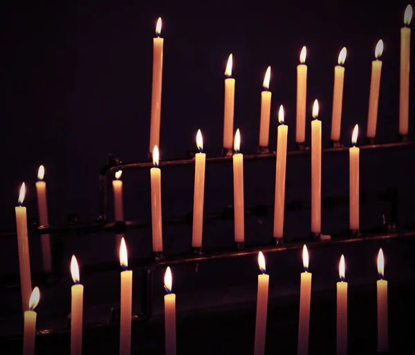 Viele Kerzen während der Messe — Stockfoto