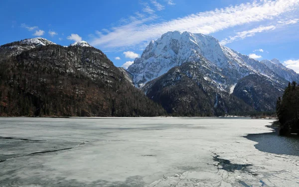 Pequeño lago alpino congelado llamado Lago del Predil en lengua italiana — Foto de Stock