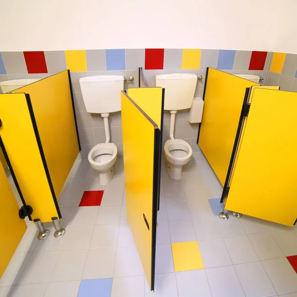 Туалет в ванной комнате детского сада — стоковое фото