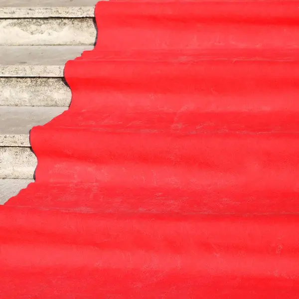 Червоний килим на широких сходах — стокове фото