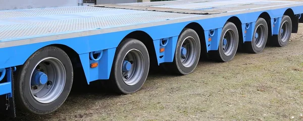 Camión enorme para el transporte de mercancías pesadas con cinco ejes — Foto de Stock