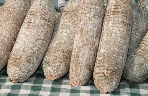 Salame in vendita nella fattoria contadina, tipico d'Italia — Foto Stock