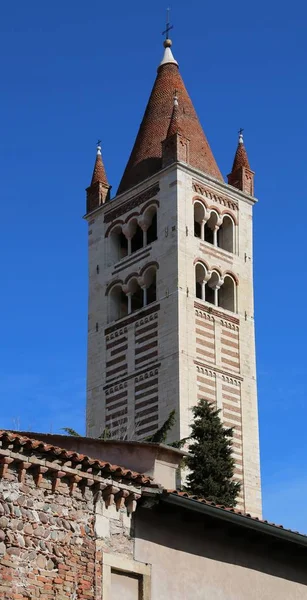 Campanario de la Basílica de San Zenón en Verona, Italia — Foto de Stock
