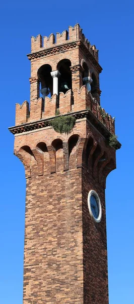 Torre sineira na ilha de Murano, perto de Veneza, na Itália — Fotografia de Stock