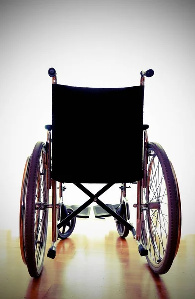 Dormitorio de la clínica médica para la rehabilitación y un wheelchai —  Fotos de Stock