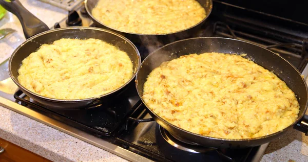 Sartenes con la comida llamada frico un plato típico italiano con potat — Foto de Stock