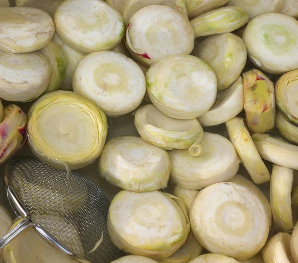 Artichokes prepared by the cook in the water — Stock Photo, Image