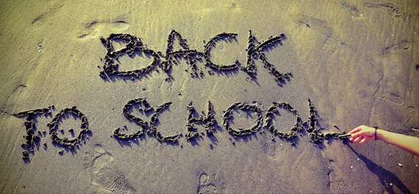 Volver a la escuela grande escrito en la playa con efecto vintage — Foto de Stock