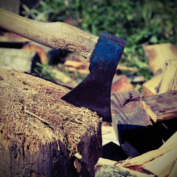 Hacha del leñador en el bloque de madera con efecto vintage —  Fotos de Stock