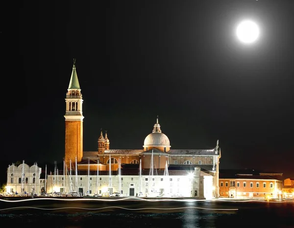 Kerk van Saint Geroge in Venetië by nacht en de heldere paden — Stockfoto