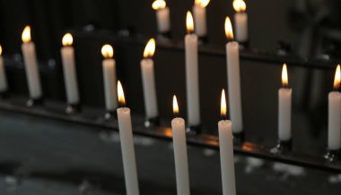 alevler ile balmumu ile yapılan mumlar