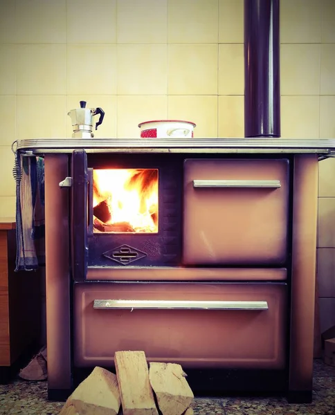 Fogão vintage com fogo na casa — Fotografia de Stock
