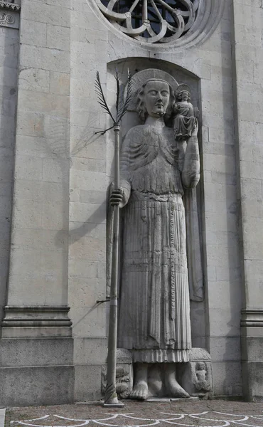 Статуя Святого Христофора древнего собора в Гемоне-дель-Ф — стоковое фото