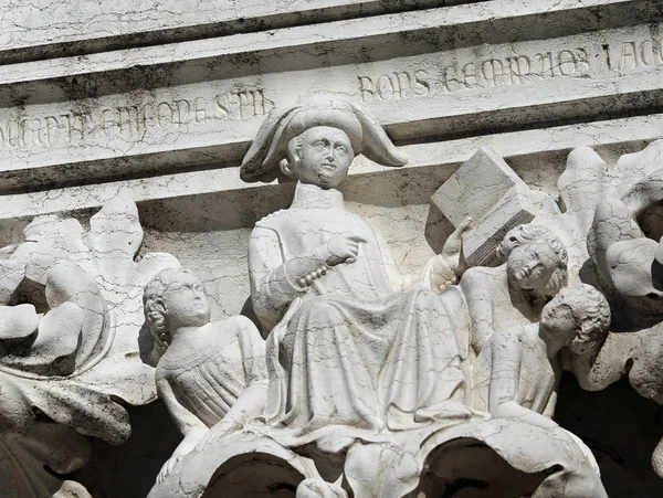 Venecia, Italia - 14 de julio de 2016: detalle de una estatua en una columna en —  Fotos de Stock