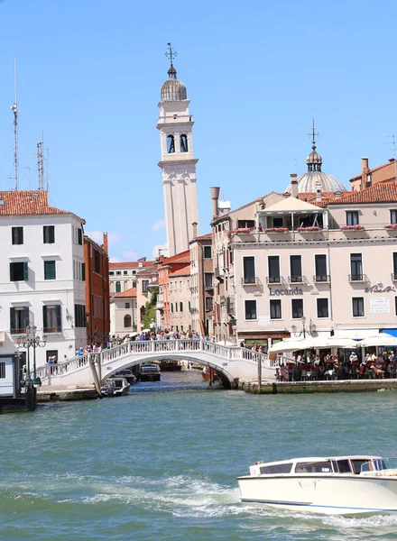 Veneza, Itália - 14 de julho de 2016: torre sineira inclinada da igreja — Fotografia de Stock