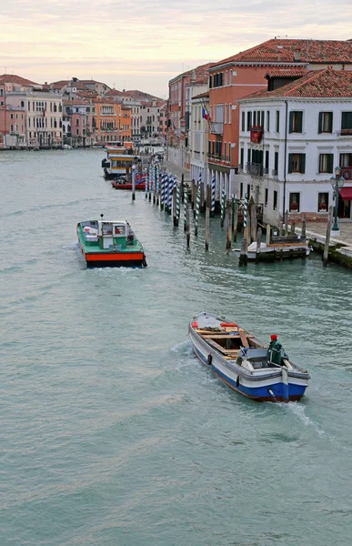 Wenecja, Włochy - 5 lutego 2018: Canal Grande, zwany także kanał — Zdjęcie stockowe