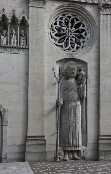 Gemona, UD, Italia - 1 de abril de 2018: estatua de San Cristóbal a —  Fotos de Stock