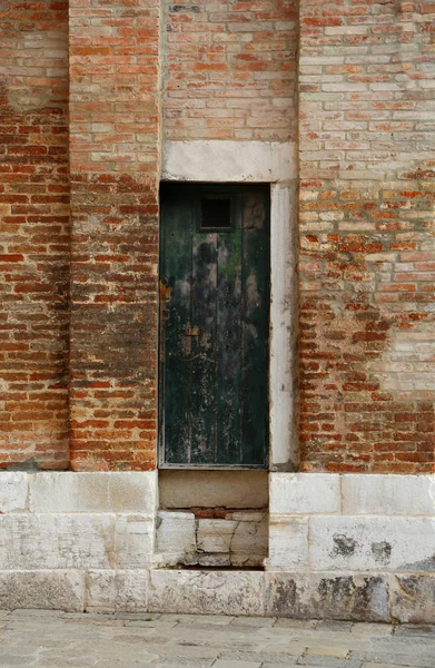 Alte hölzerne Tür einer Burg — Stockfoto