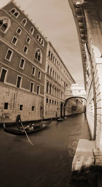 Pont de soupirs photographié par lentille oeil de poisson et un bateau gondole — Photo