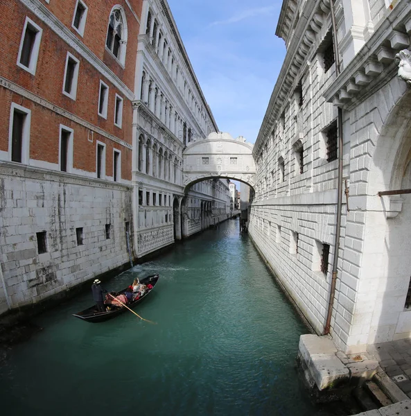 Gondolier carries tourists on the gondola under the Bridge of Si — Stock Photo, Image