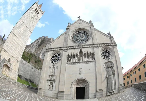 Fachada de la Catedral de Gemona con la foto del campanario —  Fotos de Stock