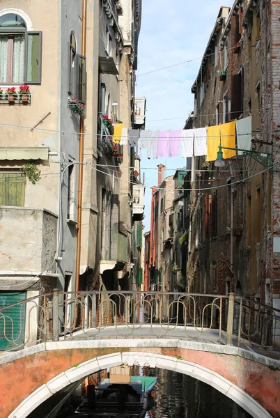 Viejo puente y ropa colgante — Foto de Stock