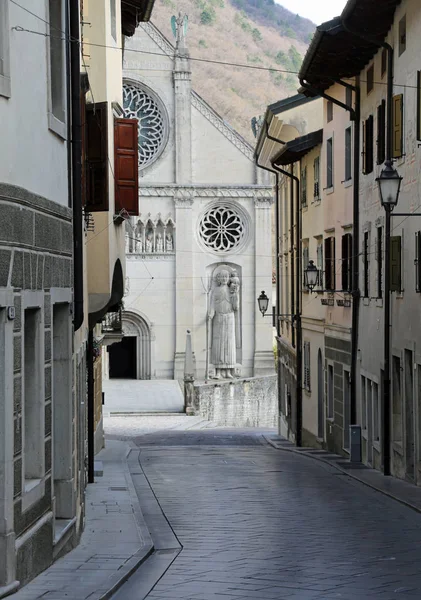 Straat en de kathedraal van Gemona stad in Noord-Italië — Stockfoto