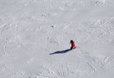 kayakçı kayak pisti üzerinde azalan ise kırmızı elbiseli