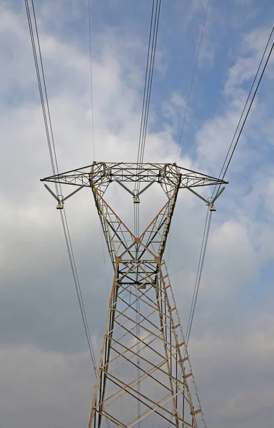 Pilone ad alta tensione enorme con cavi elettrici — Foto Stock