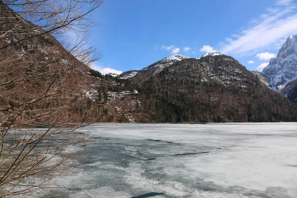 Alpine lake kallas Lago del Predil i Italien nära Tarvisio city en — Stockfoto