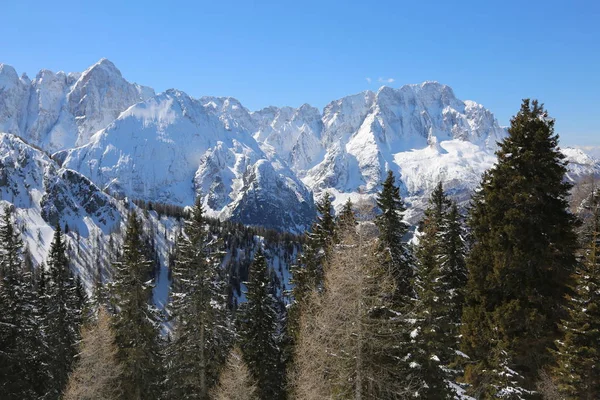 Горы называемые Карник Альпы в Северной Италии со снегом — стоковое фото