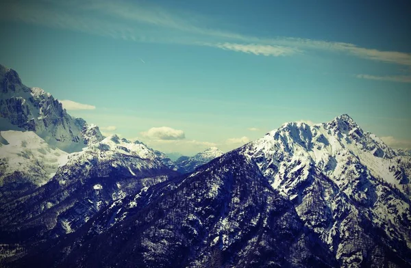 Vista panoramica sulle montagne in inverno e alcune nuvole bianche con — Foto Stock
