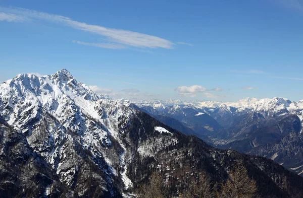 从 Lussari 山到雪山的全景图 — 图库照片