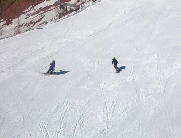 Kışın kar ile Slope'da kayakçı — Stok fotoğraf
