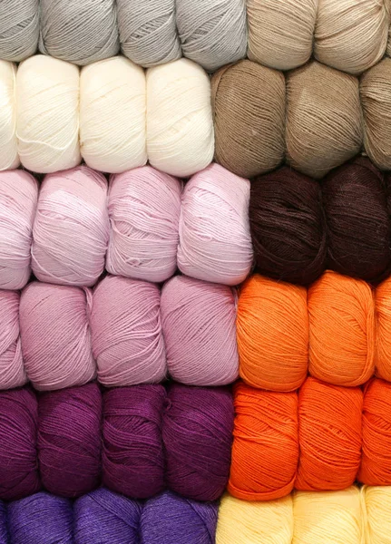 Bolas de lana de muchos colores alineadas en una sastrería — Foto de Stock