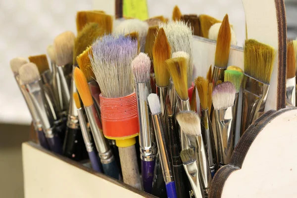 Brushes of various shapes and sizes ready to be used by a painte — Stock Photo, Image