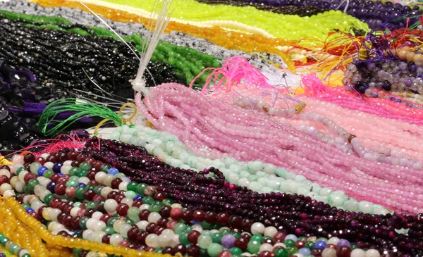 Collane di perle colorate in vendita in una fiera — Foto Stock
