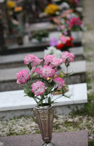 Flores coloridas descansando em uma sepultura — Fotografia de Stock