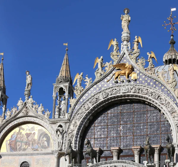 Gouden gevleugelde leeuw symbool van de stad Venetië op de basiliek — Stockfoto