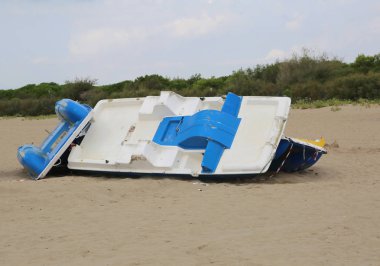 terk edilmiş sahilde pedallı bot