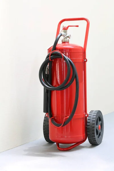 Красный огнетушитель готов в случае аварийного пожара — стоковое фото